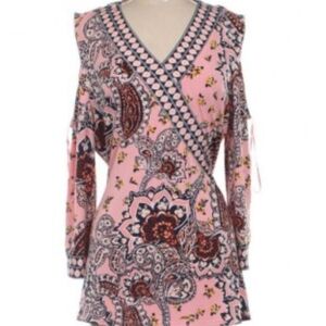 SZ 1X JM COLLECTION PAISLEY PINK/NAVY BLUE COLD SHOULDER TOP